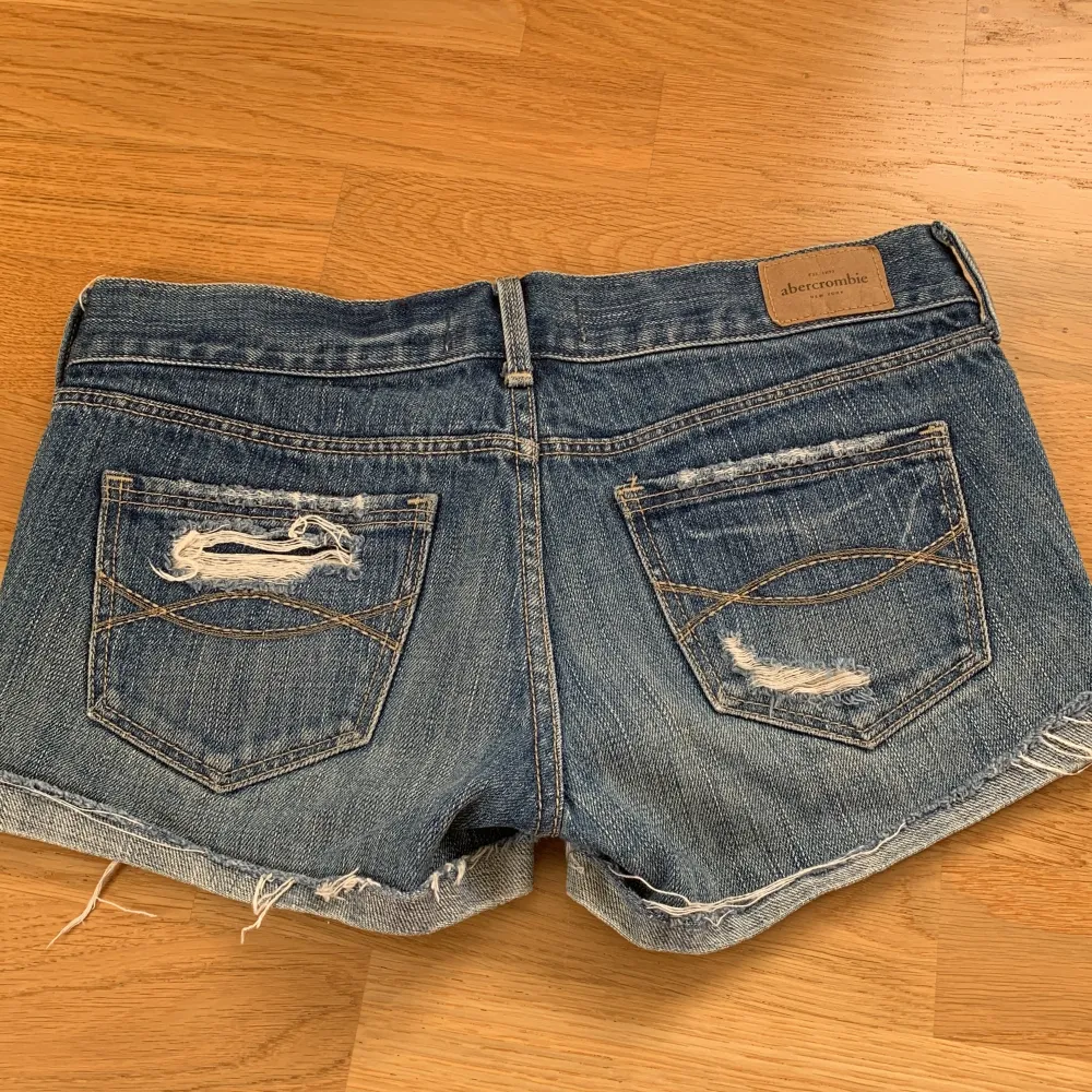Supersnygga jeansshorts som inte kommer till någon användning då de är för små💓 knappen saknas men går lätt att fixa. Pris går att diskutera vid snabb affär!! Hör av er vid frågor!! Kan posta imorgon . Shorts.