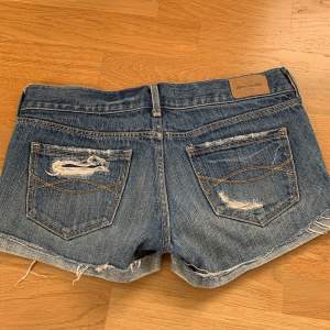 Supersnygga jeansshorts som inte kommer till någon användning då de är för små💓 knappen saknas men går lätt att fixa. Pris går att diskutera vid snabb affär!! Hör av er vid frågor!! Kan posta imorgon 