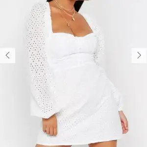 Säljer denna supersöta klänning från boohoo i storlek 36 då den är för liten för mig💞 den är endast testad med lappen kvar. Skriv privat för egna bilder💘💘