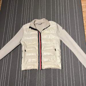 Tjena, säljer nu min otroligt fina och snygga Moncler cardigan som är otroligt fräsch till våren o sommaren, den är i rätt bra skick, sällsynt färg på denna modellen (Vit/Beige), INGA BYTEN, frågor i DM