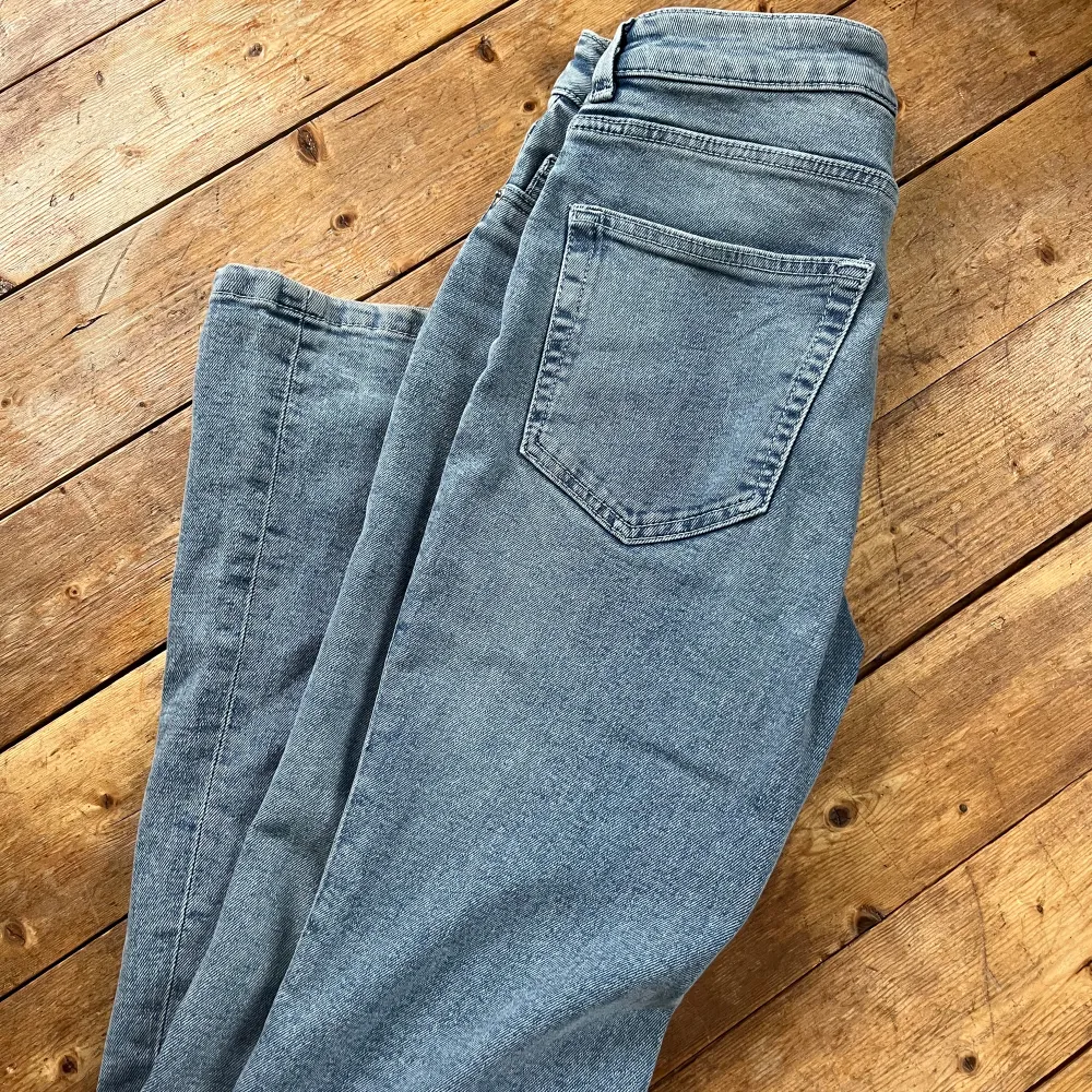 Endast använda en gång då jag råka köpa de när jag redan hade typ exakt lika dana redan☺️💞. Jeans & Byxor.