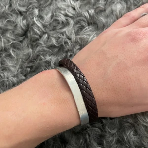 Skönt läderarmband! - Tjena! Ett skönt läder armband, Perfekt nu till vår/sommar! Onesize så passar alla! Köpt utomlands:) Tveka inte höra av dig vid frågor!