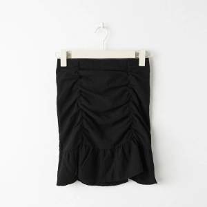 Helt oanvänd kjol ifrån Gina Tricot med lapp kvar. Säljer på grund av att den inte kommer till användning. Pris kan diskuteras. Skriv privat vid frågor💕