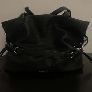 Väska från Zalando  - Säljer min väska som jag köpte på Zalando för två år sedan. Kan tänka mig gå ner i pris💕