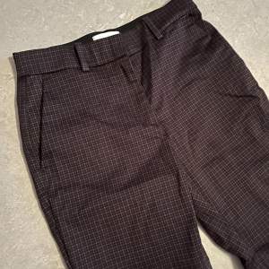 Ett par mörkbruna rutiga kostymbyxor från H&M i strl 38, men skulle mer säga strl 36!💓   (Möjlighet att ha bälte till!🌟)
