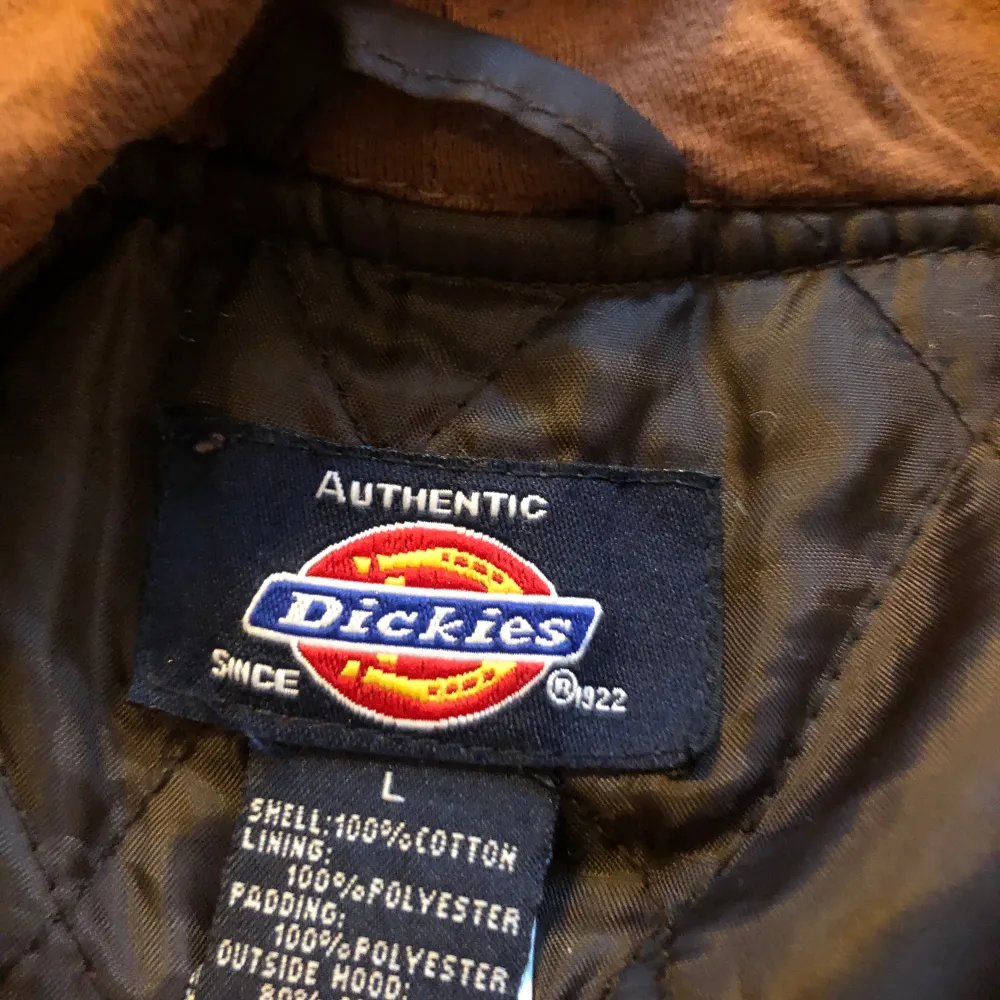 En övershirt/hoodie som är fodrad från Dickies. Storlek L. Litet hål i ena fickan, annars okej skick. Säljer denna för 300 kr + frakt (köparen står för frakten) 💕. Jackor.