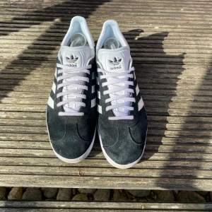 Adidas Gazelle  - Tjena, säljer ett par adidas Gazelle i bra skick! Inga defekter eller liknande, lite använda men inte mycket. St 44 2/3 men passar som 44