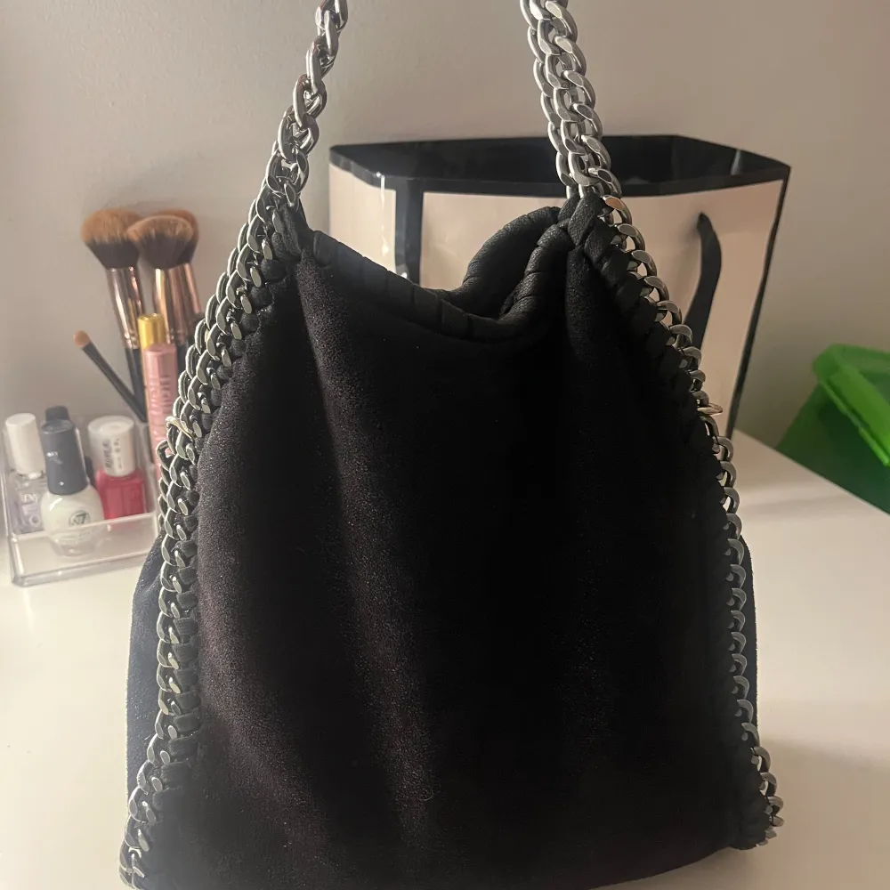 Super snygg Stella McCartney liknande väska i väldigt fint skick💗 Mått: Bredd: 25 cm Höjd: 25 cm. Laukut & Käsilaukut.