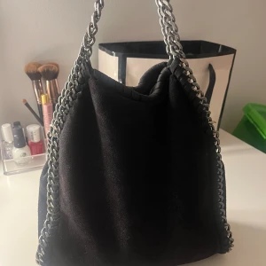 Stella McCartney liknande väska - Super snygg Stella McCartney liknande väska i väldigt fint skick💗 Mått: Bredd: 25 cm Höjd: 25 cm