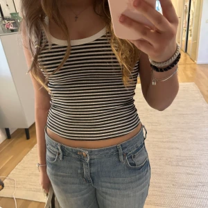 Svart och vit linne - Säljer denna super gullig svart och vit linne som är perfekt till sommaren☀️❤️