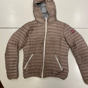 Colmar jacka  - Beige colmar vår jacka! Super fin nu till våren. Det står ingen storlek men skulle säga typ XS-S🤎Den är i super bra sick, använd 2 gånger!