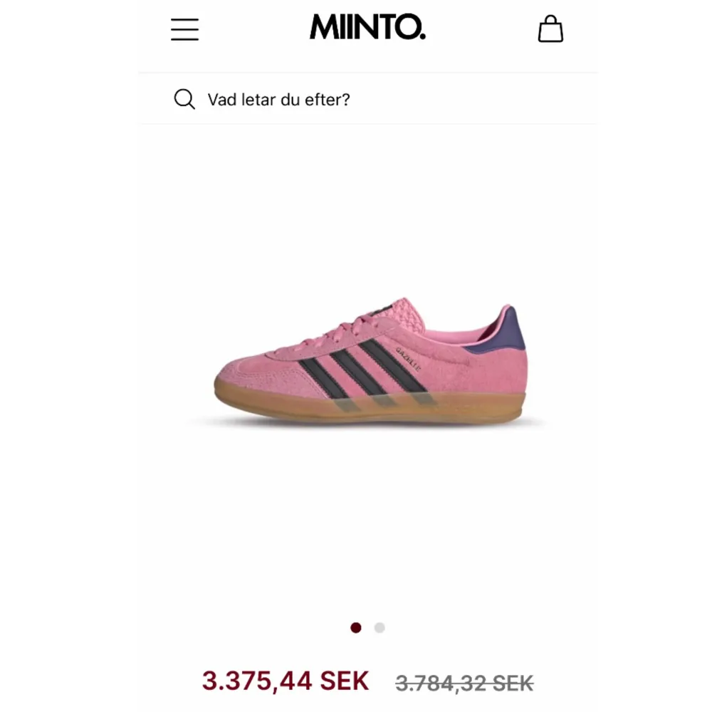 Säljer nu mina skitsnygga rosa adidas gazelle eftersom jag har fyra stycken andra adidas samba och känner att det räcker. Dessa är helt oanvända och kommer med kartongen om man vill🥰 . Skor.