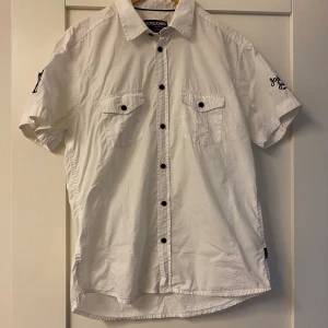 Jack & Jones Herrskjorta XL - Jack & Jones kortärmad skjorta stl XL. Fint skick. Inga hål eller fläckar. 🌸 Vi tvättar parfymfritt, röker INTE men katt finns i hemmet sedan några veckor tillbaka.