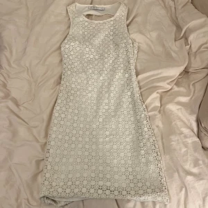 Vit spetsklänning - Vit spetsklänning, har hål i ryggen. Storlek S/Xs