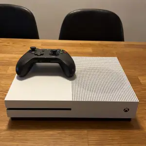 Hej, säljer mitt Xbox one som funkar precis som nytt kom dm vid intresse!