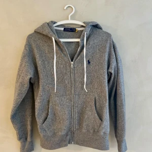 Ralph lauren Zip - Storlek: S Mycket bra skick använd ett fåtal gånger Tveka inte på att höra av dig ifall du har några frågor. Ny pris 2200 kr