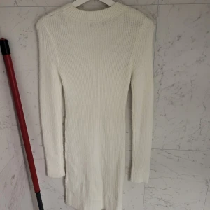 Klänning stl m ( mer som S) - Vit stikad klänning stl m ( mer som S). Nyskick. Köpt från New yorker.   