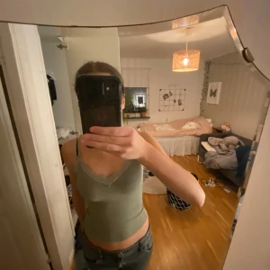 Linne - Köpare står för frak! Hej jag säljer ett grönt linne från newyorker i storlek XXS. Fint skick säljer pga storleken passar inte😊