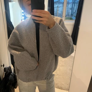 Jacka från Zara - Snygg jacka från Zara i en grå/blå färg🩵använd ett fåtal gånger så väldigt bra skick☺️
