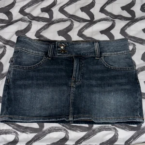 Jeans kjol  - Jeans kjol, den är ganska kort man använder den runt midjan den är jätte fin, har använt den några gånger.