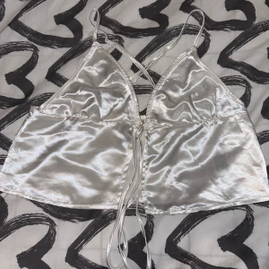 Topp - De är en vit topp som man knyter framme i brösten, dene jätte fin och skön har bara använt den 1 gång 