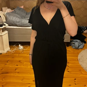 Klänning  - Svart långklänning. Från twist&tango.  Lappen kvar. Superfin och luftig i materialet. 