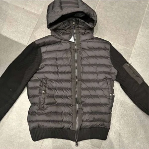 Moncler cardigan - Säljer denna moncler cardigan i storlek M, skriv för frågor eller fler bilder. 