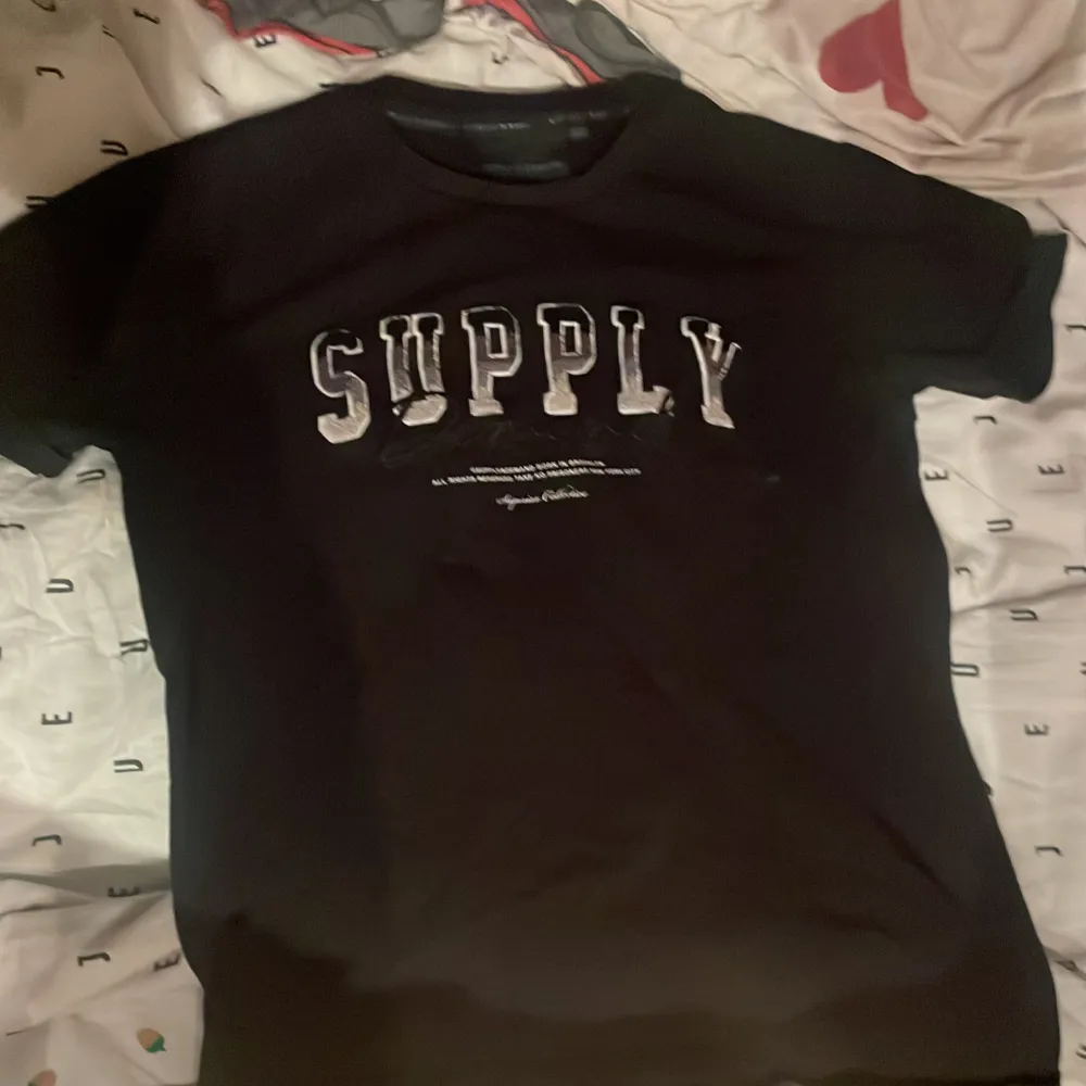Supply and demand tröja köpt förra året inte använd så mycket säljer på grund av att behöver pengar . T-shirts.
