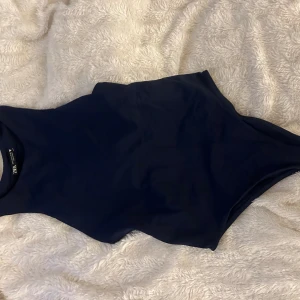 Marinblå boodie💙 - Säljer min fina marinblå boodie från Zara. Ej kommit så användning så mycket då det inte funnits tillfälle.💙🩵💙🩵