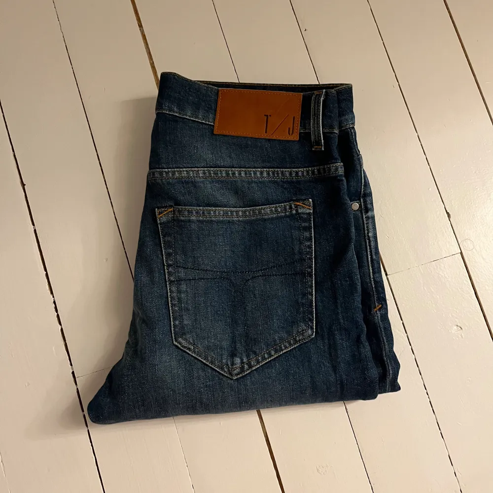 Ett par sköna tiger of Sweden jeans i modellen ”evolve” | skick 9.5/10 iprincip nya | nypris ligger på ca 1700 kr | vid ytterligare funderingar är det bara att skriva🙌🏼. Jeans & Byxor.