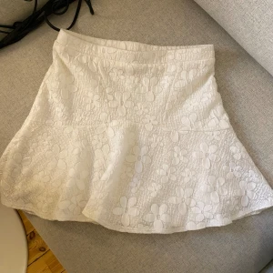 Vit minikjol - Säljer nu min sötaste kjol då jag köpt en annan! Perfekt till sommaren🫶🏻
