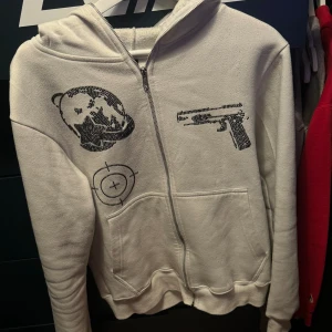 AFTM rhinestone zip - Aim for the moon zip Säljer då den inte kommer till användning Köpt från deras första drop Storlek Small Bra skick lite nopprig