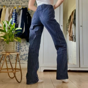 MIDRISE STRAIGHT JEANS - svinsnygga marinblåa cargojeans med vita ränder! använda några få gånger så i princip nyskick. storlek xs men passar s/m🫶🏼