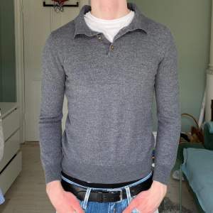 Jävligt soft tröja från John Henric i 100% merinoull och i mycket fint skick. Tröjan har krympt och sitter som xs och tvättlappen är borta, modellen är 186 och den är för liten för honom. Skriv vid fråga 🙌 