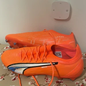 Puma ultra ultimate fg/ag supercharge strl 46,5 - Söker byte mot andra par fotbollsskor då jag råka köpa fel storlek. Byte helst mot fotbollsskor som går runt för 2000 då jag köpte dessa för det priset Oanvända! Bara att höra av sig:)