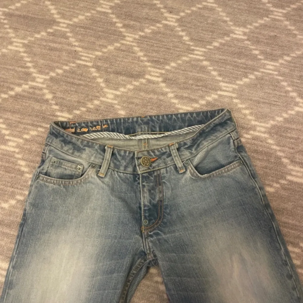 Super fina low weist jeans säljer då de är för små . Jeans & Byxor.