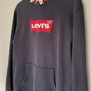 Säljer nu denna Levis hoodie eftersom den inte kommit till användning. Den är 8/10 skick och är storlek M. Hör av dig vid minsta lilla fråga😊