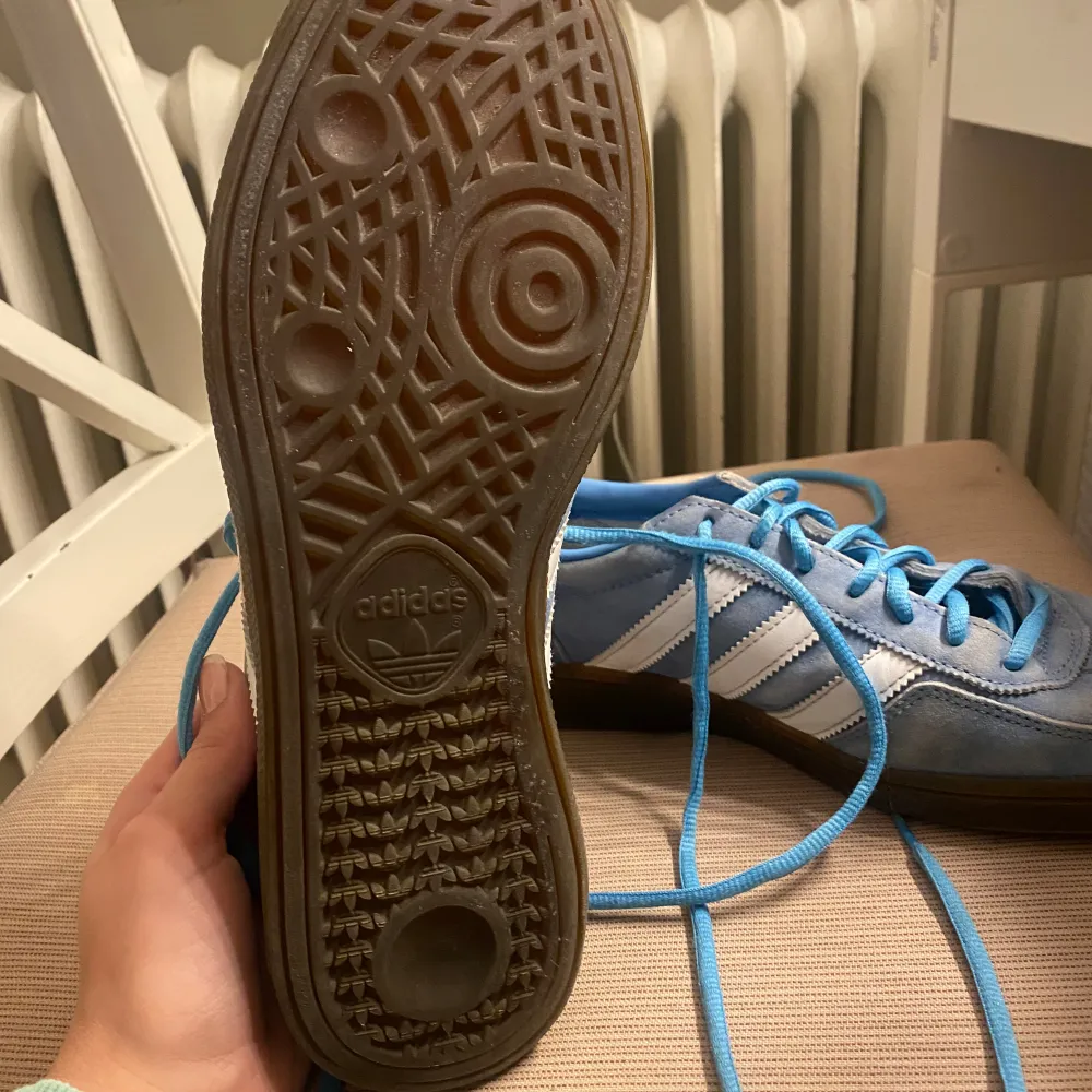 Säljer mina trendiga adidas spezial skor då de tyvärr är för stora för mig. De är i väldigt fint skick. 💞. Skor.