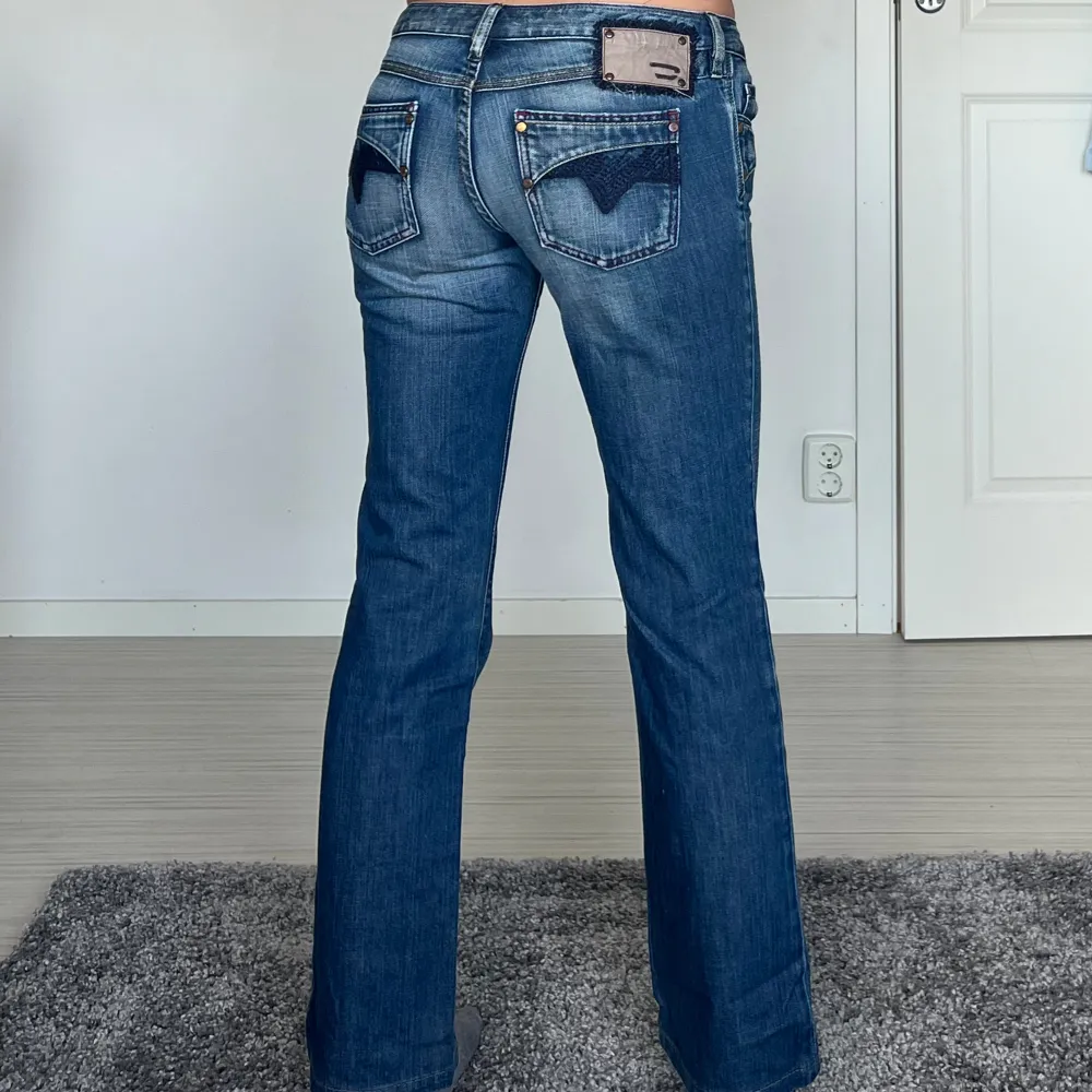 midjemått: 37cm rakt över, innerbenslängd: 71cm 💗 . Jeans & Byxor.