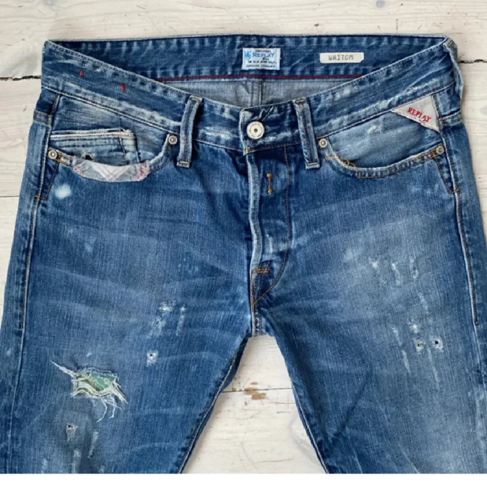 Ett par riktigt feta replay jeans, skick 10/10, storlek 29/32. Nypris cirka 1599, säljer för endast 299. Sitter som slim, ej frakt utan träffas endast i Stockholm och skriv vid funderingar. . Jeans & Byxor.