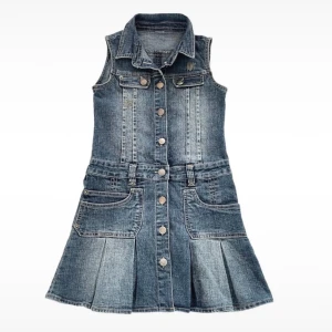 Y2k Denim klänning  - Jätte söt denim klänning perfekt till våren eller sommaren, inga defekter köpte nyligen men den passa inte:( hade inte rekommenderat till tjejer med stora bröst 