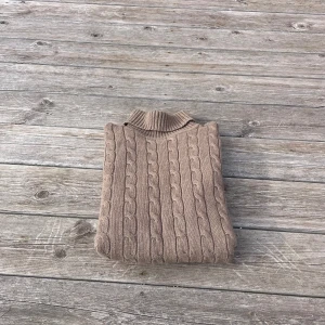 Stickad tröja  - Snygg kabelstickad tröja från Selected Homme med turtleneck. Säljer då jag knappt använt den. Bra skick utan några defekter, skulle säga 8/10. Passar mig som är 177 cm lång. Skriv vid frågor eller fler bilder!!