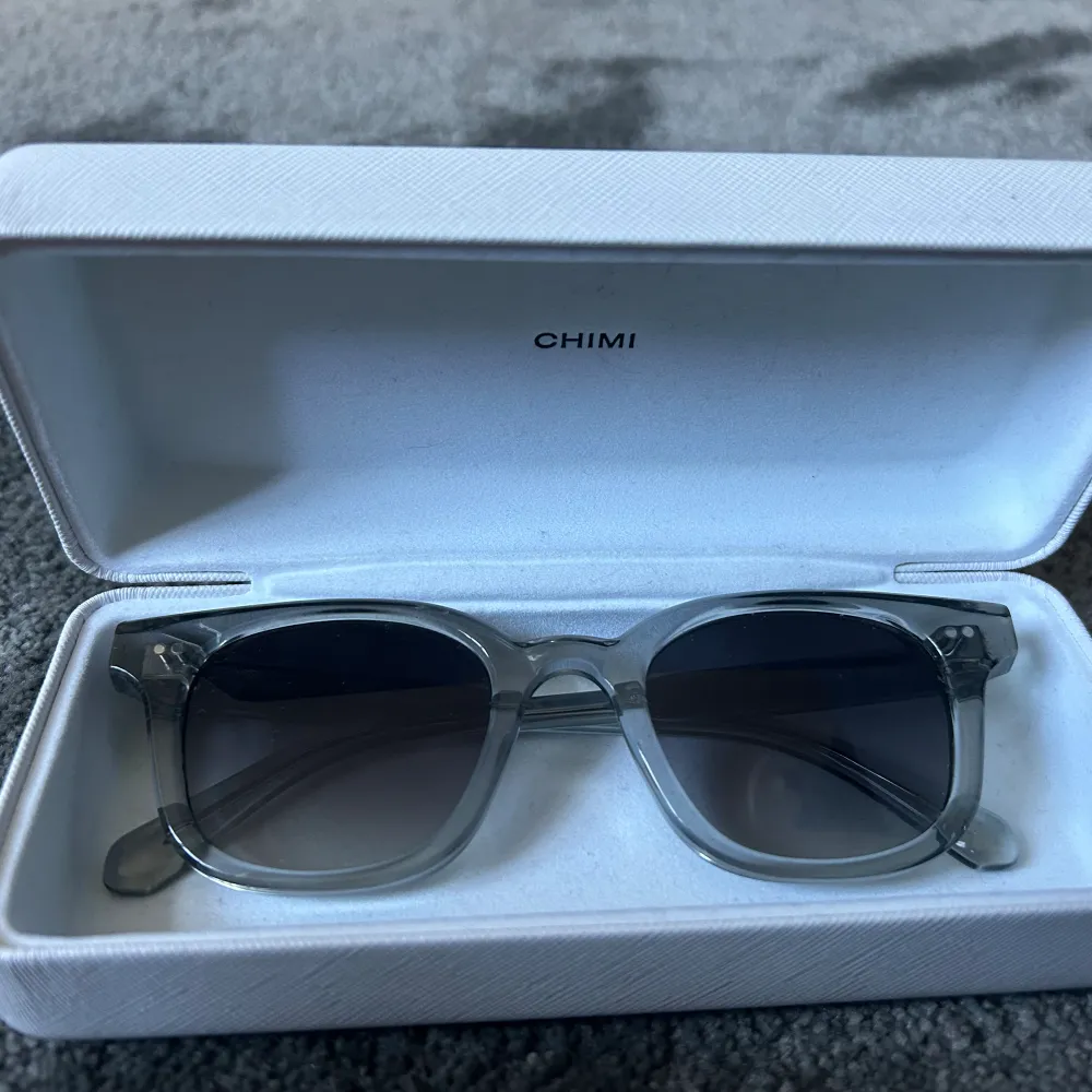 Jag säljer mina Chimi 02 grey eftersom att jag inte använder dem längre. Glasögona är i ett mycket bra skick då jag inte använde dem så flitigt.. Accessoarer.