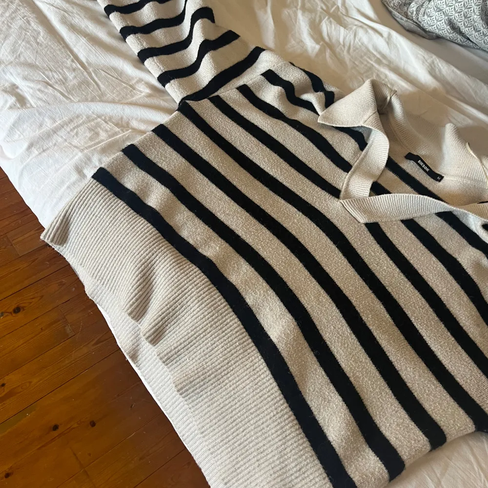 Stickad tröja från bikbok i strl M jätte fin endast testad säljer då jag köpte en likadan men i en annan storlek💞 original pris 499💕 . Stickat.