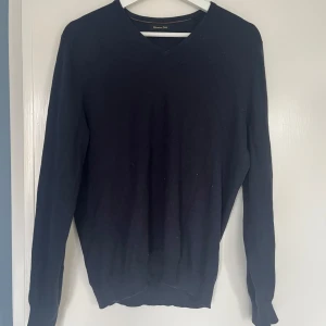 Massimo dutti tröja - Säljer denna snygga marinblå v-ringade tröjan ifrån Massimo dutti. Skicket är 8/10 då den inte är så använd. Priset kan såklart alltid diskuteras🙌👊