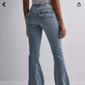 Säljer mina true religion jeans alla lappar kvar, säljes pga öppetköp tog slut. Det är dom LÅG midjade! Original pris: 1199kr Mitt pris: 1019