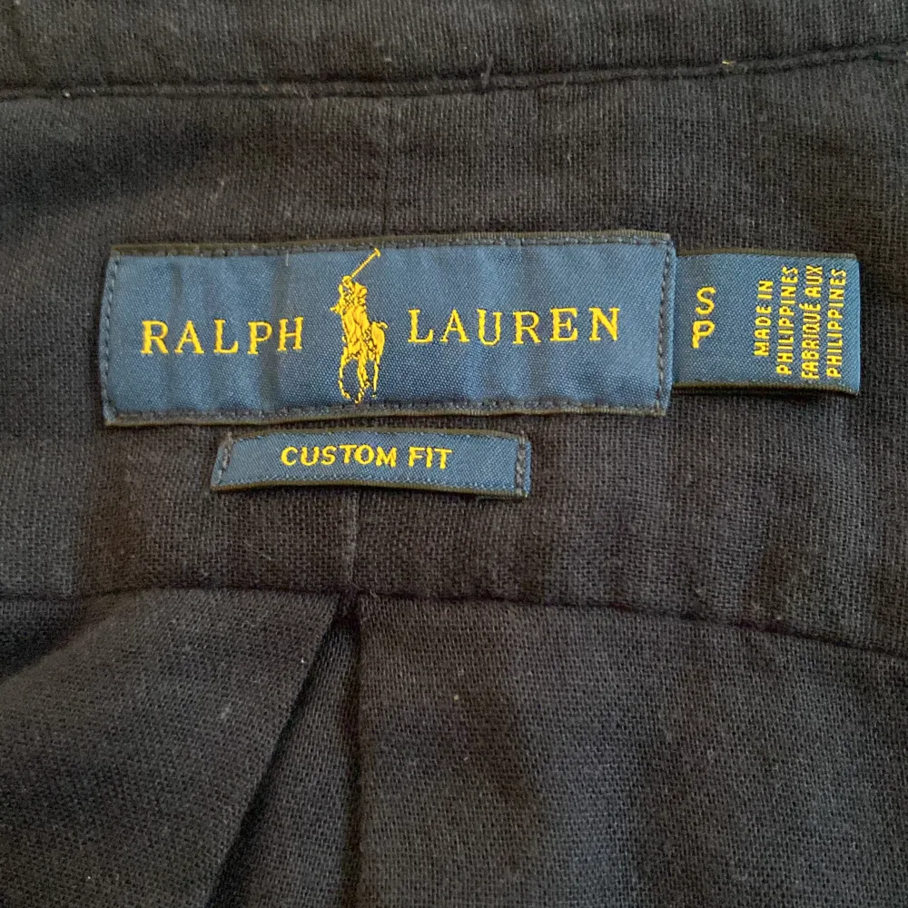 Säljer nu denna sköna Ralph Lauren skjorta i ett gott skick! Storleken är S kan passa M med! Nypris 1599kr❌ men säljer nu för endast 399kr✅ Hör av dig vid minsta lilla fundering 😊😊. Skjortor.
