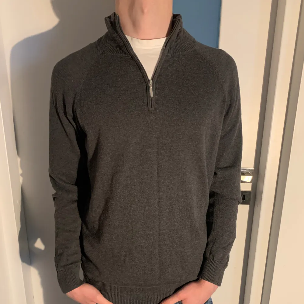 Tja säljer nu denna snygga Massimo Dutti halfzip tröjan som är i storlek Medium. Modellen på bilden är ca 180. Skick: 9/10 inga hål eller fläckar och använd ca 5 gånger . Tröjor & Koftor.