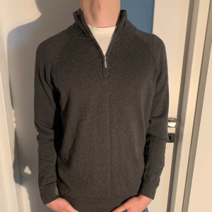 Massimo Dutti halfzip  - Tja säljer nu denna snygga Massimo Dutti halfzip tröjan som är i storlek Medium. Modellen på bilden är ca 180. Skick: 9/10 inga hål eller fläckar och använd ca 5 gånger 