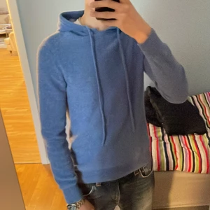 Kashmir hoodie - Hej! Säljer min kashmir/stickade tröja som inte kommer till användning längre i storlek M.